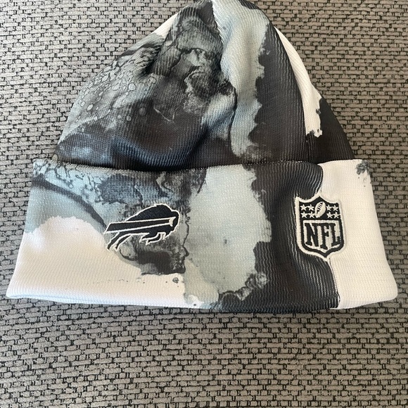 Men's Buffalo Bills New Era Black 2022 Sideline Ink Dye Tonal Cuffed Knit Hat - Picture 2 of 4